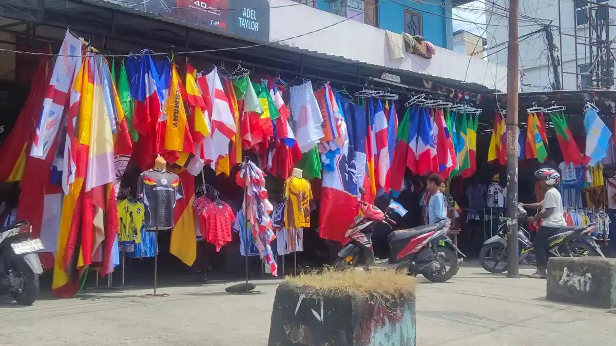 Menanti Kick Off Piala Dunia 2026, Lapak Jersey dan Bendera di Abepura Diserbu Pembeli