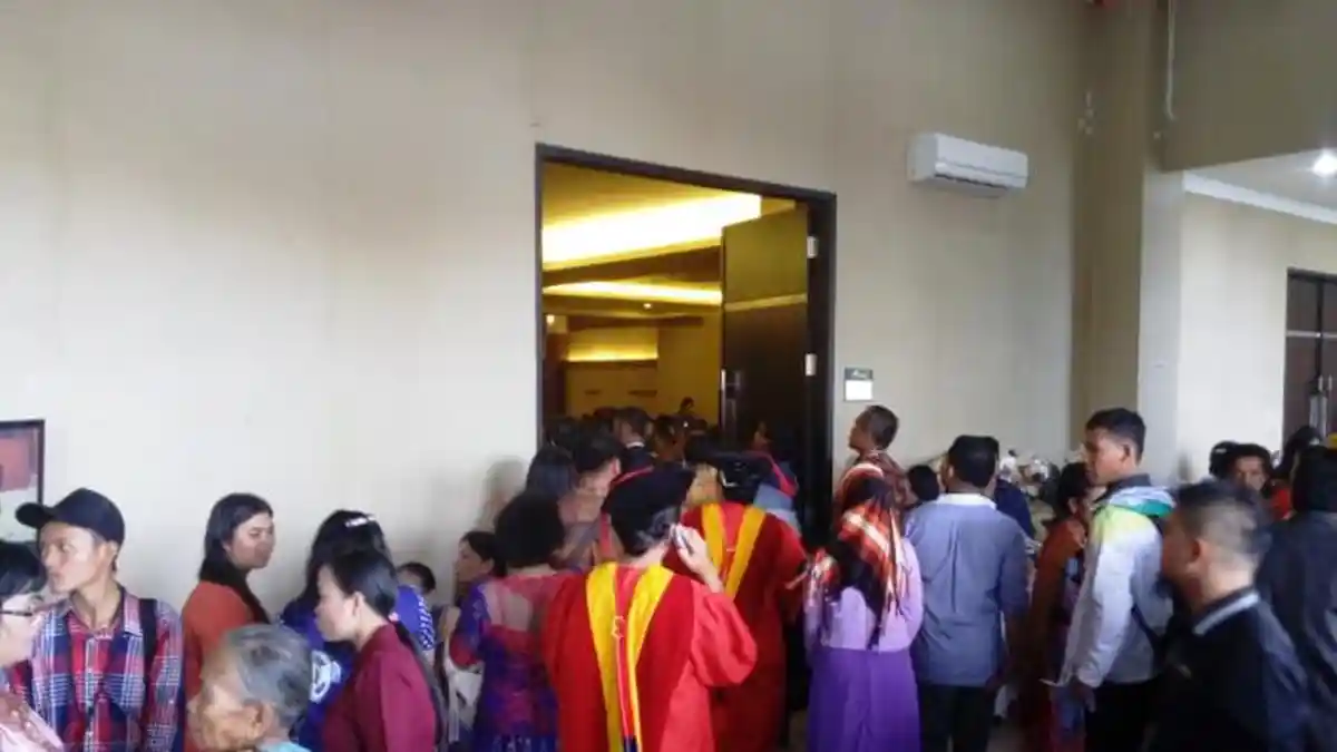Acara Wisuda Ricuh, Keluarga Wisudawan Dobrak Pintu Hingga Ancam Sekuriti
