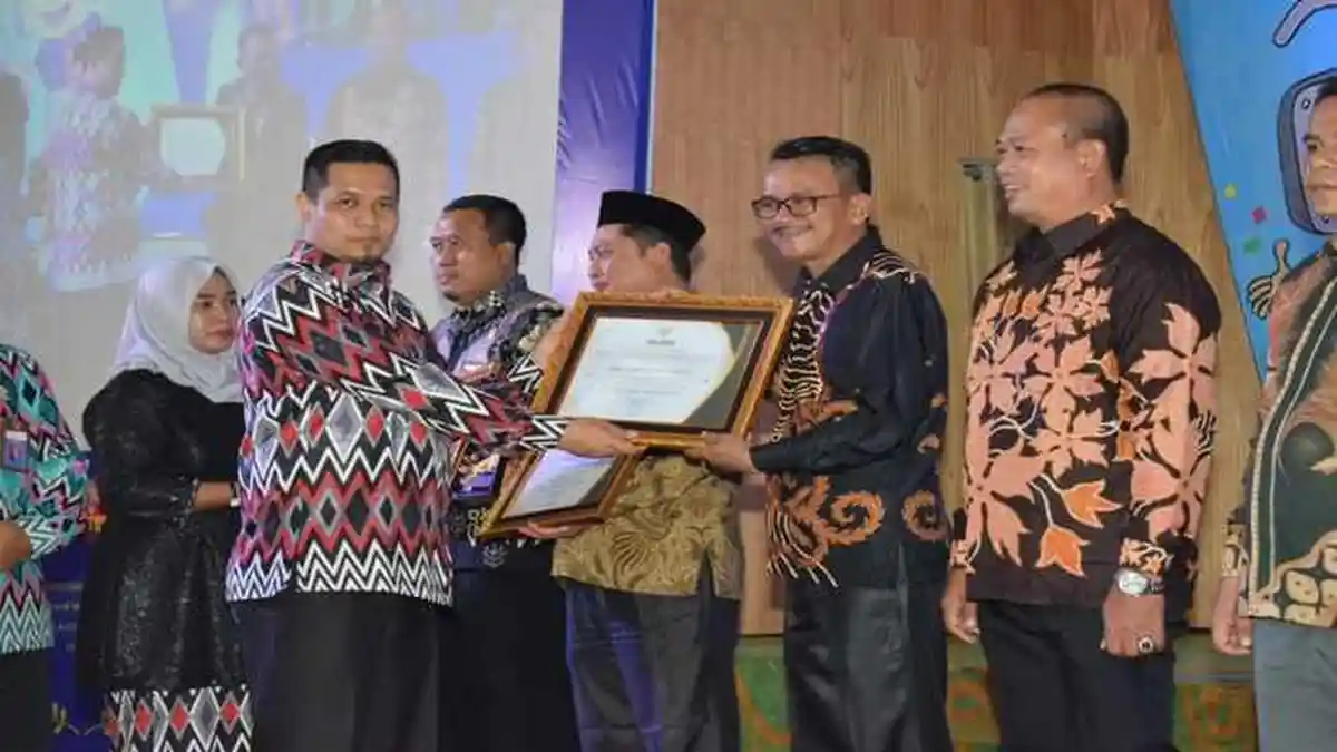 DPRD Sambas Terima Anugerah KIP 2022