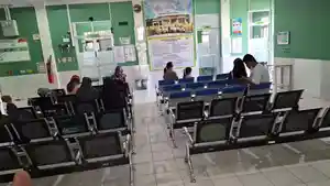 Beberapa-pasien-saat-berada-di-ruang-tunggu-Puskesmas-Manggar-Rabu-57.jpg
