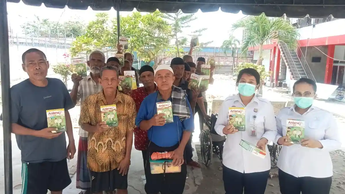 Perawat Lapas Lubukpakam Membagikan Susu Tulang untuk Warga Binaan Lansia: Kami Berterima Kasih