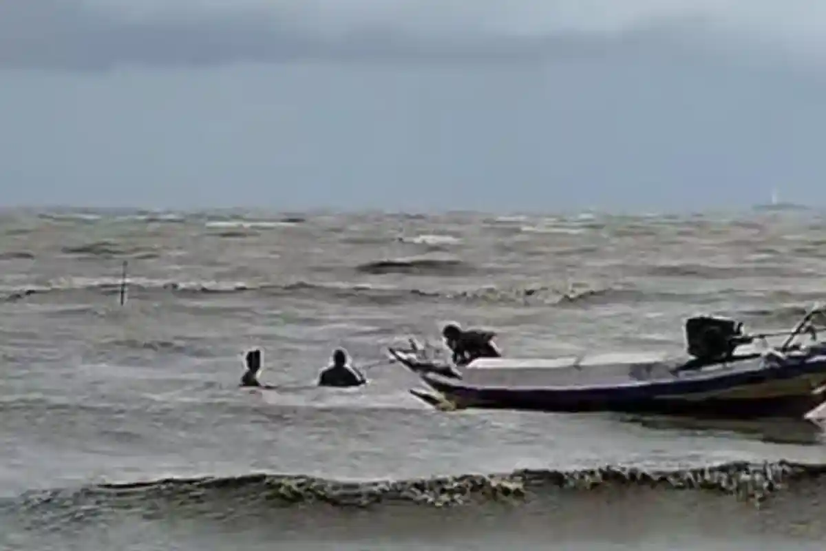 Perahu Nelayan Bangkalan Karam Diterjang Ombak 2 Meter, Dua Awak Bapak dan Anak Selamat