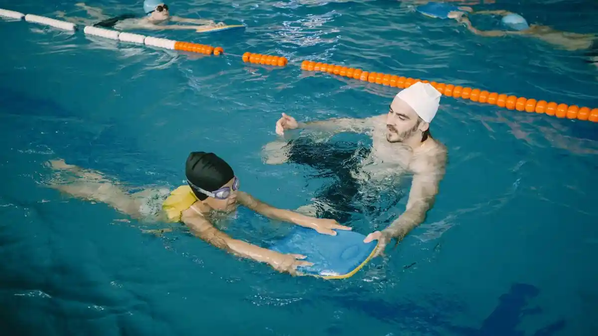 7 Arti Mimpi Berenang, Merasakan Cinta Harmonis Hingga Mendapatkan Pertolongan