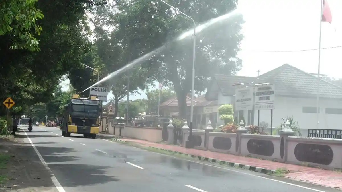 Polres Bantul Gunakan Water Cannon untuk Disinfeksi