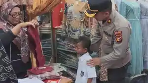 Bocah-Azka-saat-diantar-petugas-polisi-membeli-seragam-baru-di-Dumai.jpg