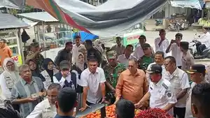 Bupati-dan-tim-BBPOM-Aceh-saat-sidak-di-Pasar-Tradisional-Ulee-Glee.jpg