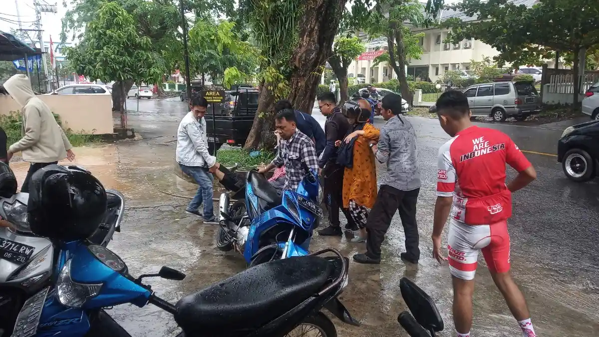Diduga Akibat Tergelincir, Motor Jatuh, Seorang Pengendara di Tanjungpinang Tak Sadarkan Diri