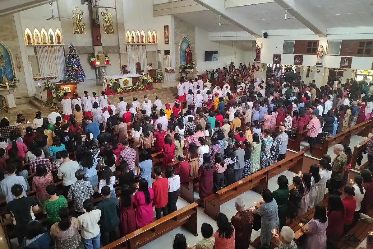 Misa Natal di Gereja Katolik St Fransiskus Assisi Berjalan Khidmat, Angkat Tema Nusantara