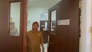 Direktur-RS-SLG-dr-Tony-Widyanto-SpOG-saat-melihat-korban-keracunan-di-ruang-ICU.jpg