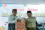 Bupati-Sambas-Satono-saat-memberikan-hadiah-sdf-sdf-ds.jpg