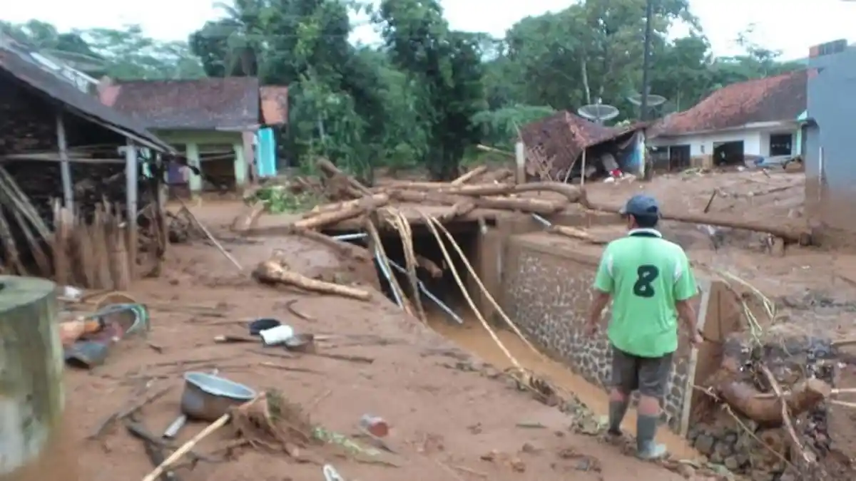 Banjir Lumpur Material Longsor Brebes Rusak 10 Rumah