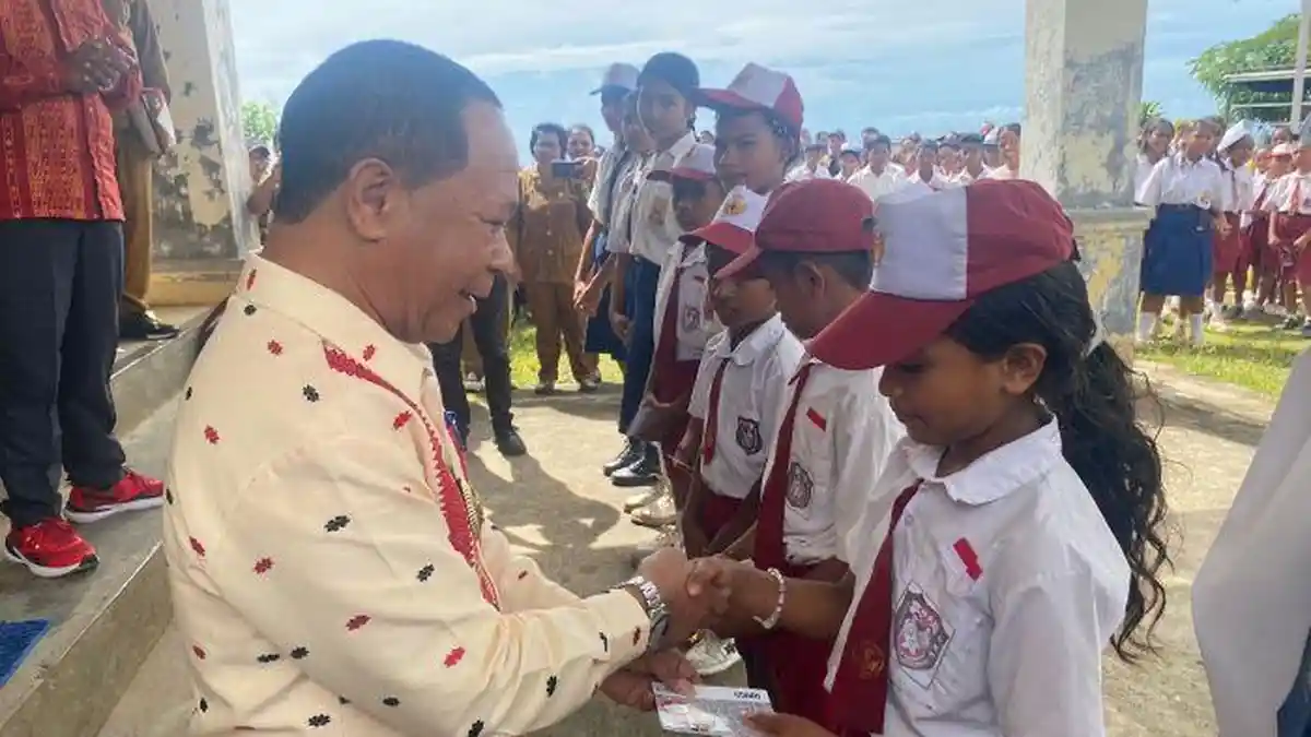 Serahkan Bantuan Pendidian, Bupati Ngada Tegaskan Data Penerima Bantuan Jangan Dimanipulasi 