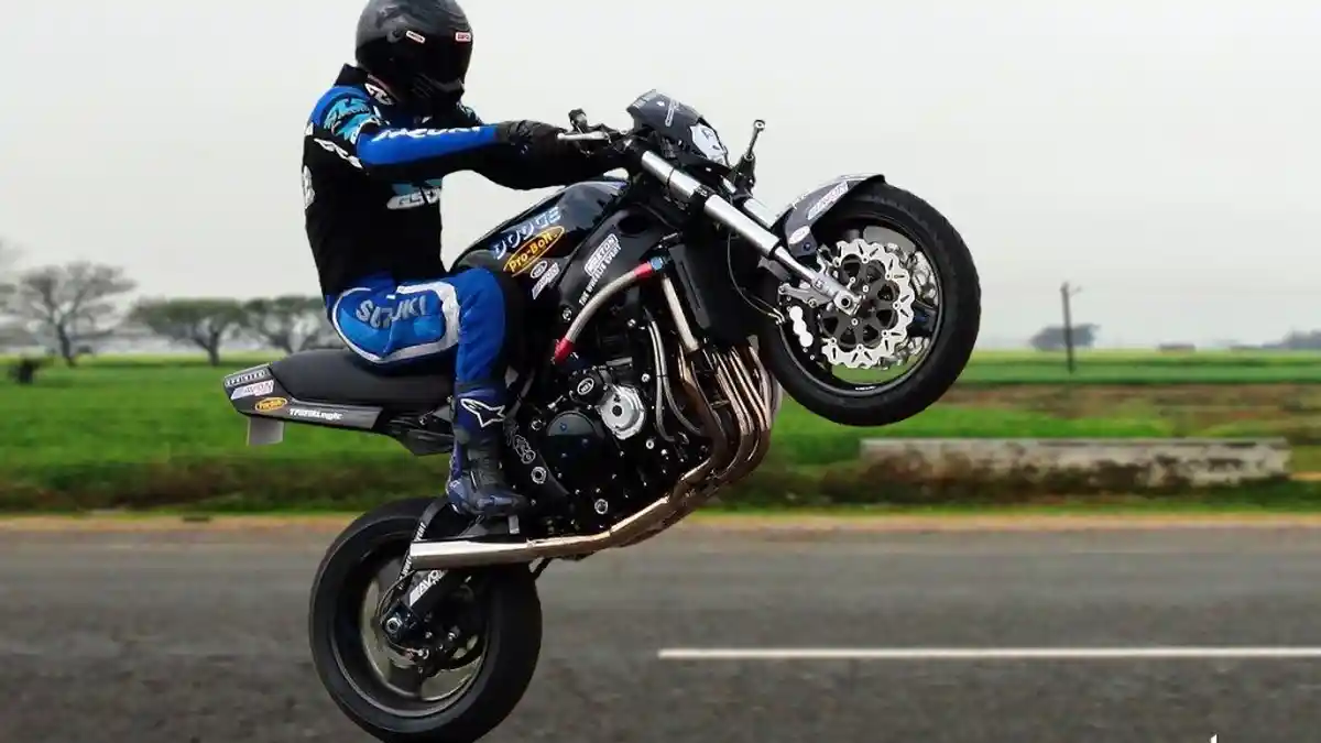 Nekat Melakukan Wheelie di Jalan, Siap-siap Kena Denda Rp 500 Ribu