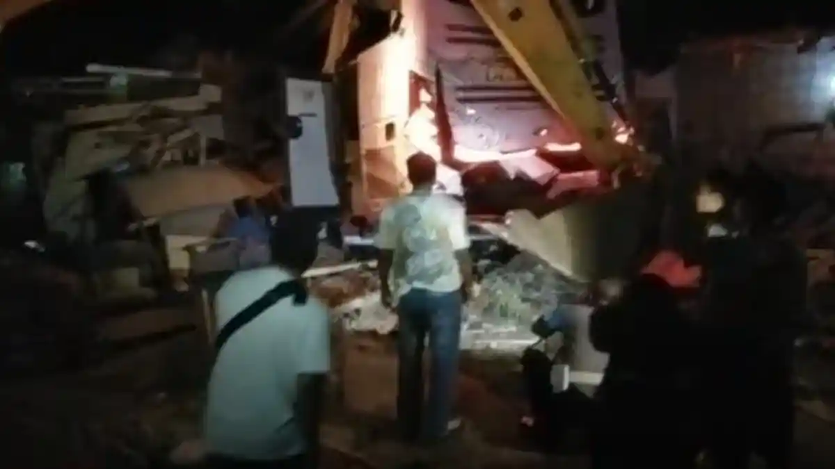 EVAKUASI Bus yang Terlibat Kecelakaan Maut di Ciamis, Bawa Rombongan Peziarah, Mobilnya Hancur
