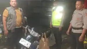 Petugas-Polsek-Kembangbahu-menunjukkan-sepeda-motor-yang-ditemukan-tergeletak.jpg