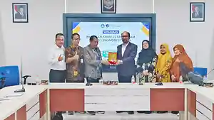 Prof-Dr-Syamsul-Rijal-beri-plakat-ke-Wakil-Rektor-III-bidang-Kemahasiswaan-dan-Alumni-UTU.jpg