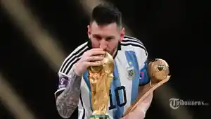 kapten-argentina-dan-pemain-depan-lionel-messi-mencium-trofi-piala-dunia-fifa.jpg