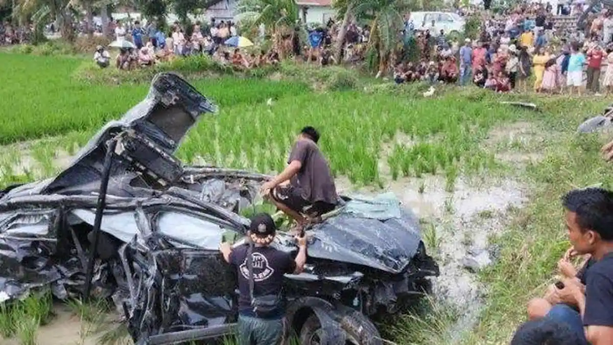 Kereta Api Hantam Toyota Rush Hingga Hancur Tak Berbentuk, Satu Keluarga Tewas Seketika