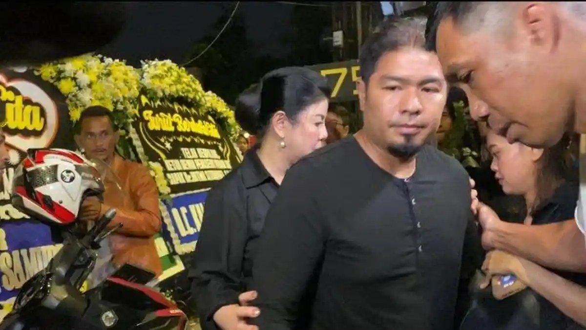 Penuh Duka, Desiree Mantan Istri Hotma Sitompul dan Bams Eks Samsons Datang ke Rumah duka