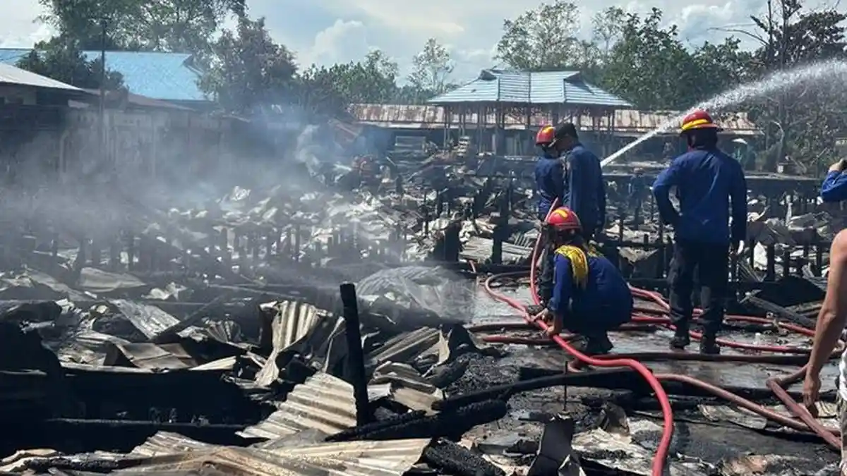 12 Kios dan 3 Rumah Hangus, Pemadaman Kebakaran Pasar Pelangi Malinau Kaltara Libatkan 100 Petugas