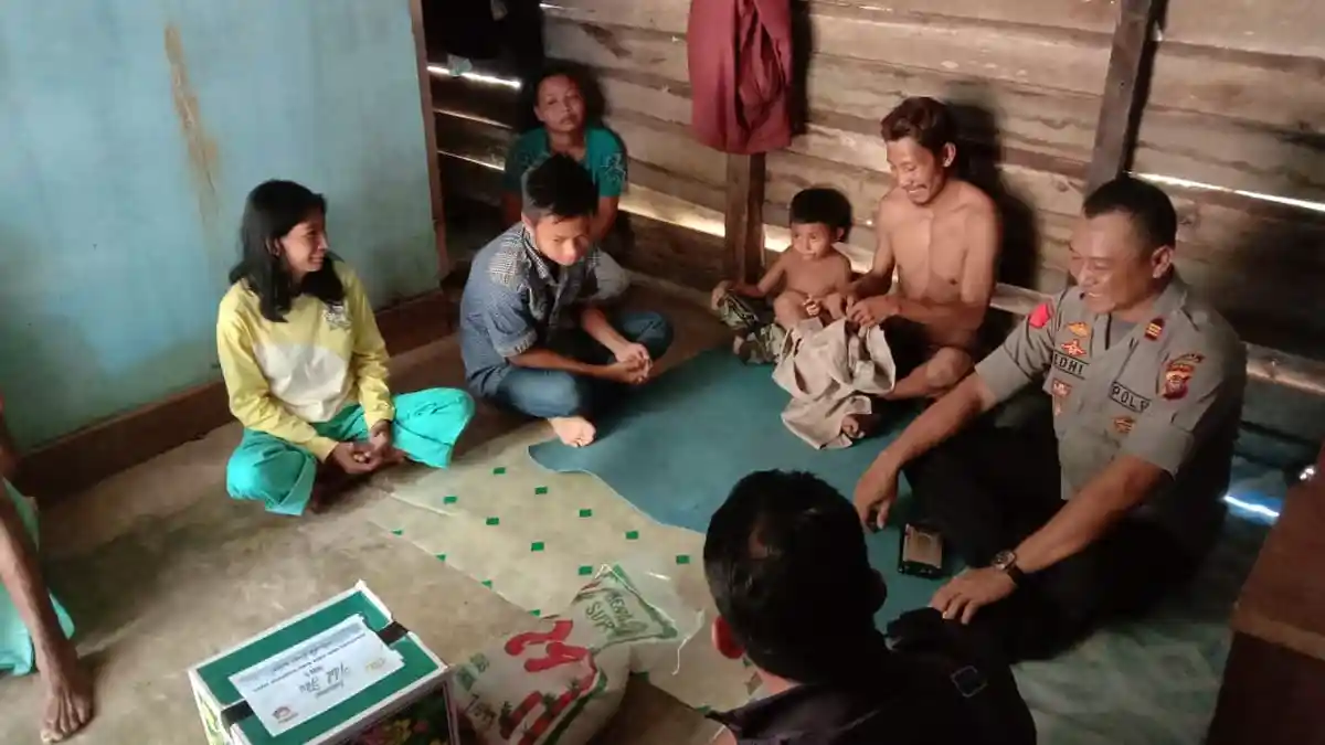 Jelang Lebaran, Polsek Silat Hilir Kapuas Hulu Salurkan Sembako ke Warga Kurang Mampu