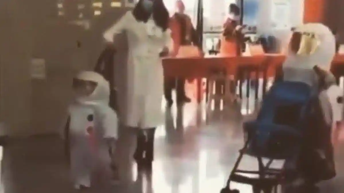 VIDEO Dua Bocah Kenakan Pakaian Astronot saat di Bandara Viral