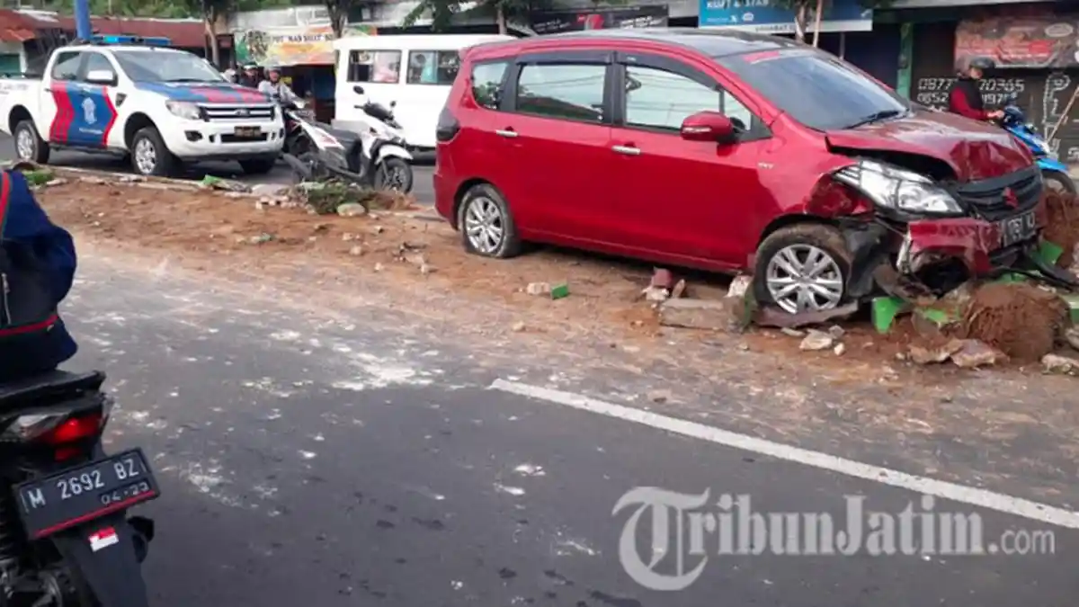 Suzuki Ertiga Nyelonong hingga Tabrak Pot Bunga Pembatas Jalan di Pamekasan, Bumper Depan Ringsek