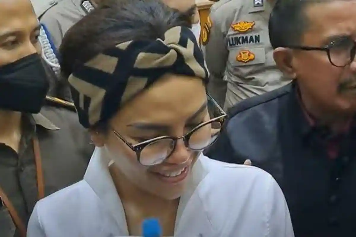 Nikita Mirzani Nangis Bacakan Eksepsi Karena Senang bisa Curhat di Persidangan