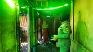 PASCA-kedatangan-petugas-Satpol-PP-sebuah-rumah-di-kawasan-RT-20-Gang-Gusti.jpg