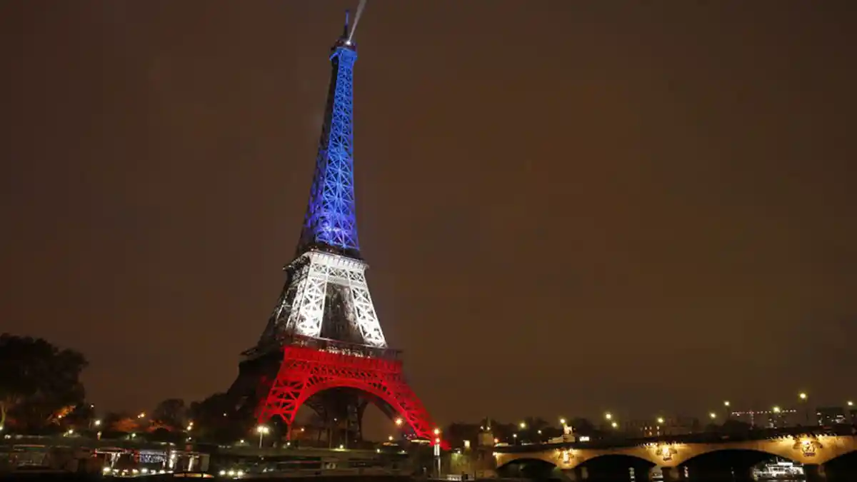 Selama Euro 2016, Warna Menara Eiffel Berganti Tiap Malam