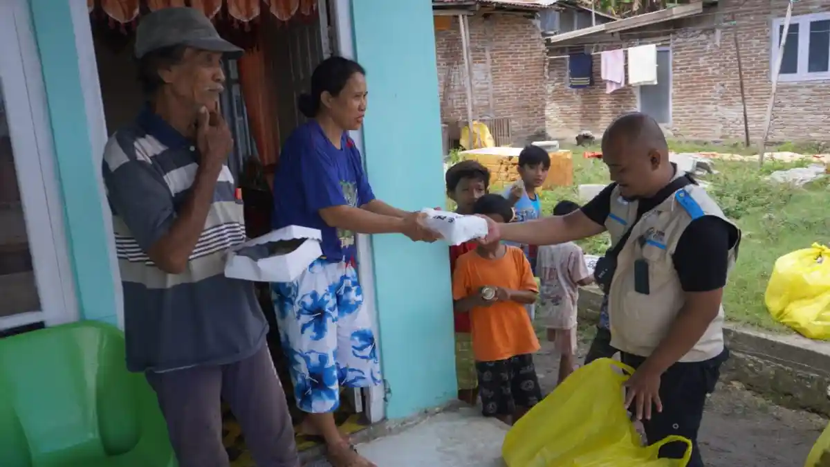 Jumat Berkah dari UP3 PLN Gorontalo, Bagi 200 Kotak Nasi dan Lauk ke Masyarakat Dembe