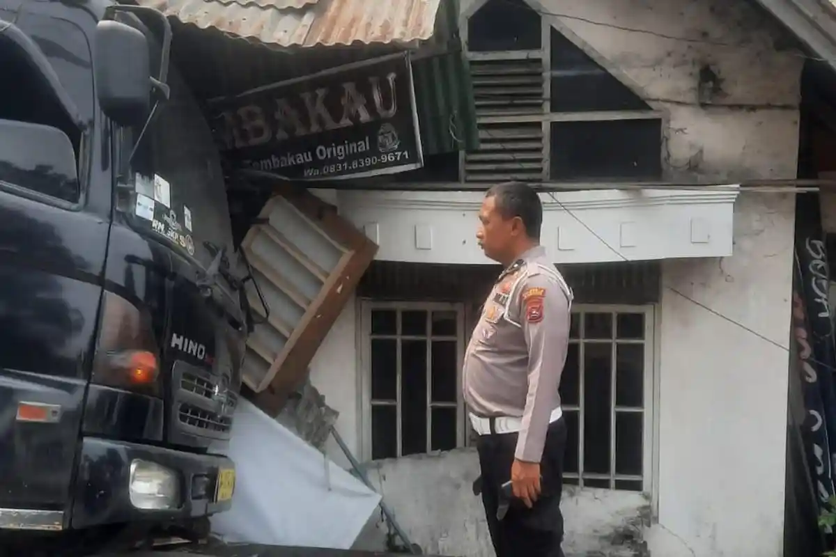 Truk Jalan Sendiri di Padang, Hantam 2 Kendaraan yang Parkir dan 3 Rumah Warga