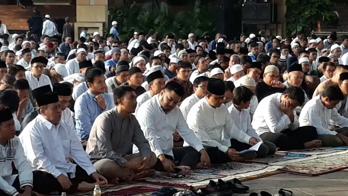 Anies Baswedan Ajak Keluarga Salat Idul Adha di Halaman Balai Kota