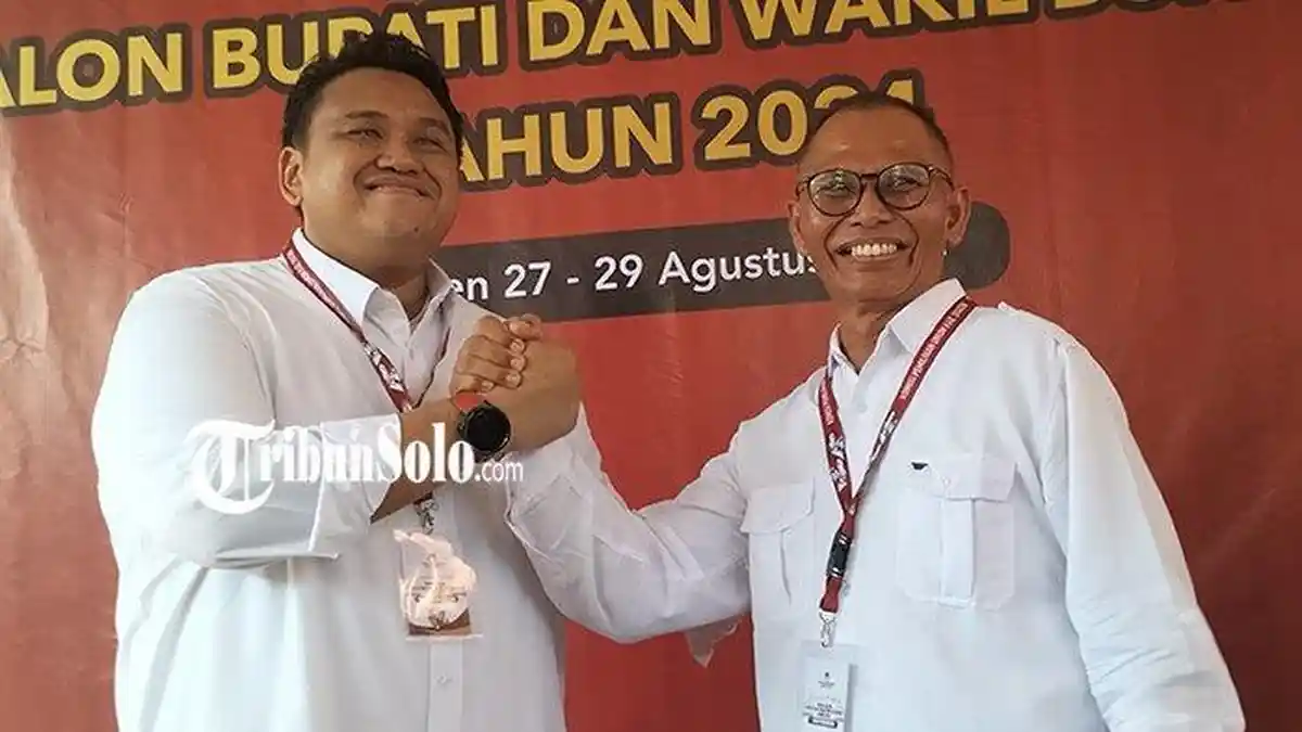 Duet Adik Bupati - Ketua PGRI Sragen Resmi Daftar Pilkada, Naik Delman Diantar Ribuan Pendukung