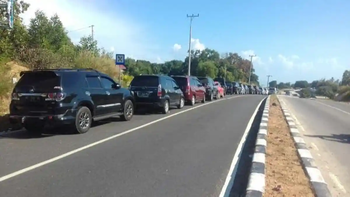 Kendaraan Antre Masuk Pelabuhan Tanjung Kalian