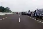 Unjuk-rasa-di-jalan-tol-cisumdawu-2622025-1.jpg