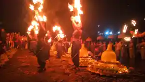 Larung-Pelita-Waisak-di-Sungai-Progo-Ratusan-Cahaya-Doa-Mengalir-Bawa-Pesan-Perdamaian.jpg