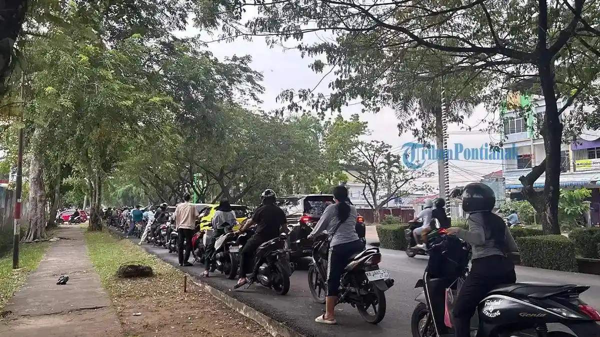 Distribusi BBM di Sambas, Kalbar Berangsur Pulih, Antrean Panjang Mulai Terurai