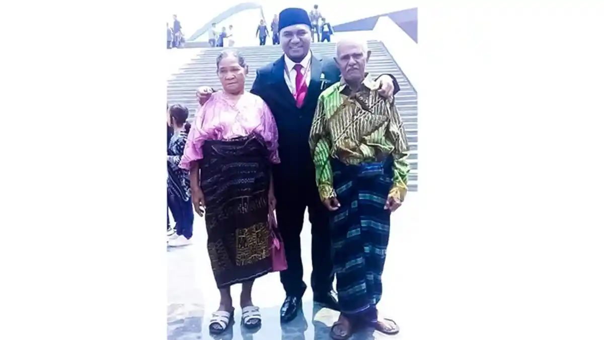 Senator Muda NTT Asal Ende tak Malu Boyong Orangtua ke Senayan