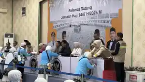 Pemeriksaan-kelengkapan-calon-jemaah-haji-kloter-pertama-saat-berada-di-Asrama.jpg