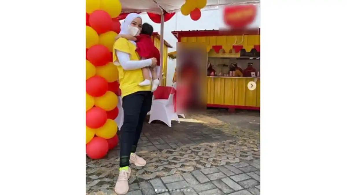 Sosok Artis Muda Ini Jualan Bubur Meski Sudah Jadi Istri Bupati dan Sibuk Blusukan
