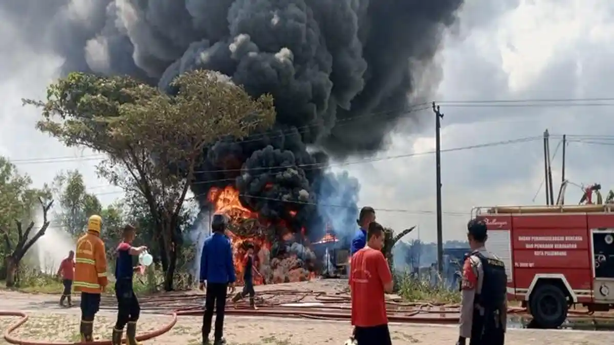 Sebelum Terbakar, Sempat Terdengar Suara Ledakan dari Gudang Minyak, 3 Mobil Hangus