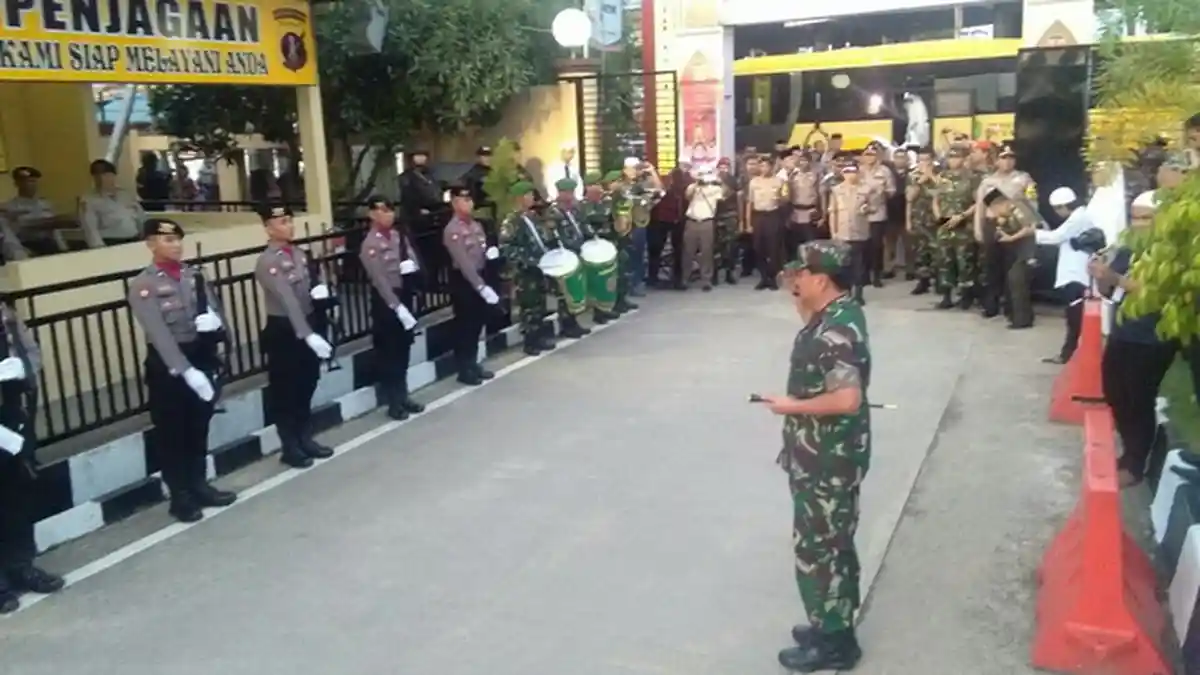 Kawal Kedatangan Panglima TNI dan Kapolri, Brimob Berjaga Hingga ke Atas Jembatan Kembar 
