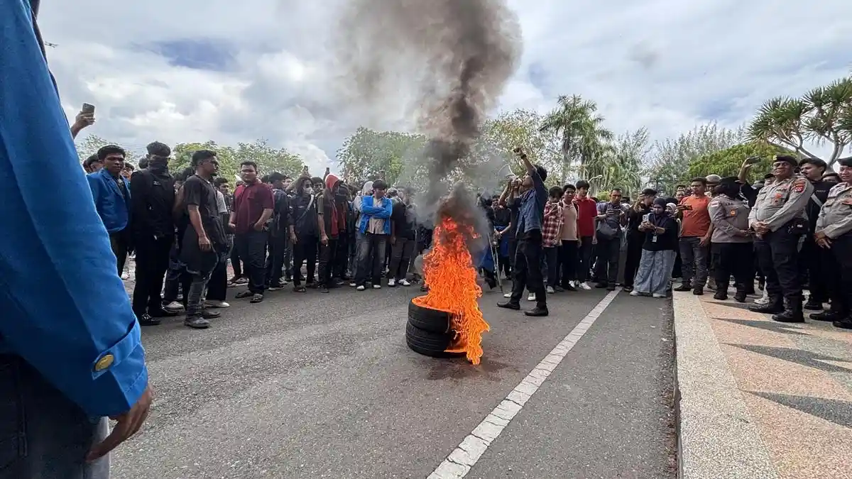 Aksi Bakar Ban Warnai Demo Cabut Pergub JKA di Depan Kantor Gubernur Aceh