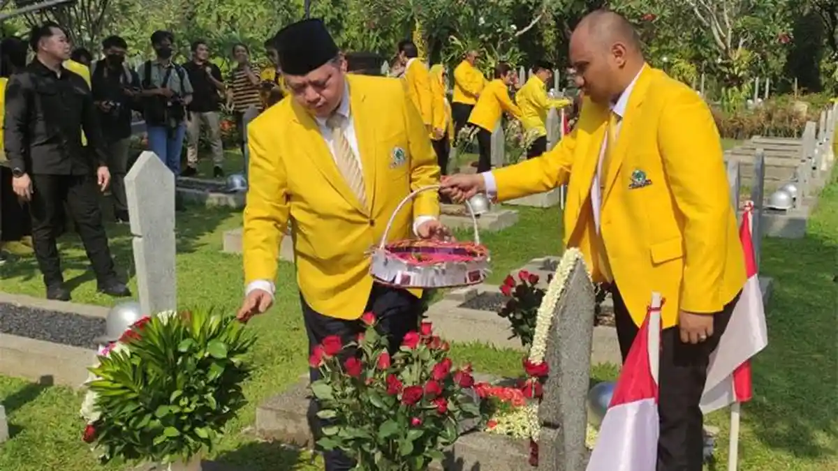 Rangkaian HUT Ke-59 Partai Golkar, Airlangga Hartarto Ziarah Makam dan Tabur Bunga di TMP Kalibata