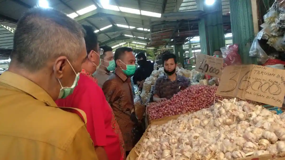 Anggota Komisi II DPRD Kalbar, Disperindag dan Satgas Pangan Sidak ke Pasar Tradisional dan Swalayan