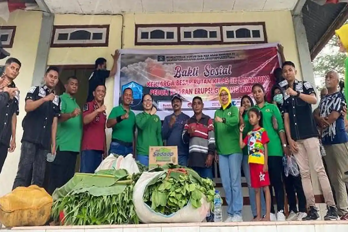 Rutan Larantuka Bawa Sembako, Pakaian, dan Uang Tunai Bagi Pengungsi Gunung Lewotobi Laki-laki