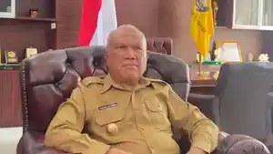 Bupati-Kaimana-Papua-Barat-Hasan-Achmad-di-ruang-kerjanya.jpg