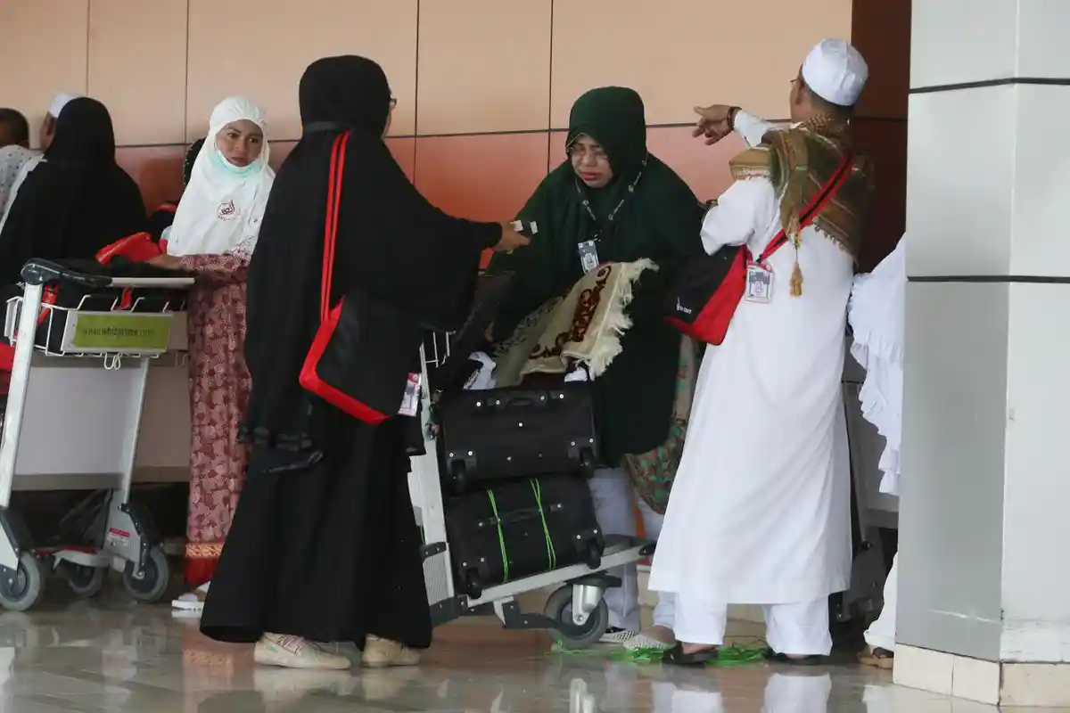FOTO: Bandara Sultan Hasanuddin Masih Ramai oleh Jamaah Umrah - jamaah-umrah_20170317_213953.jpg