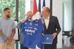 Glenn-T-Sugita-menyerahkan-jersey-Persib-Bandung-ke-Dubes-Prancis.jpg